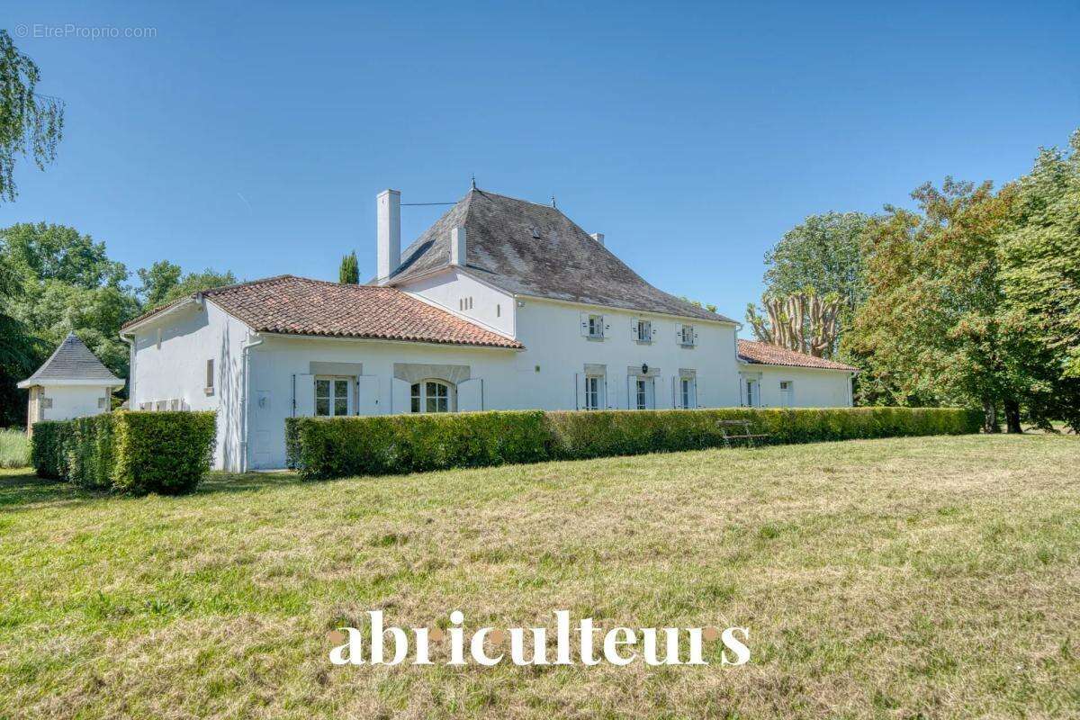 Demeure de 270 m² avec piscine à la vente à Saint-Laurent-de-Cognac (16100) - photo 4