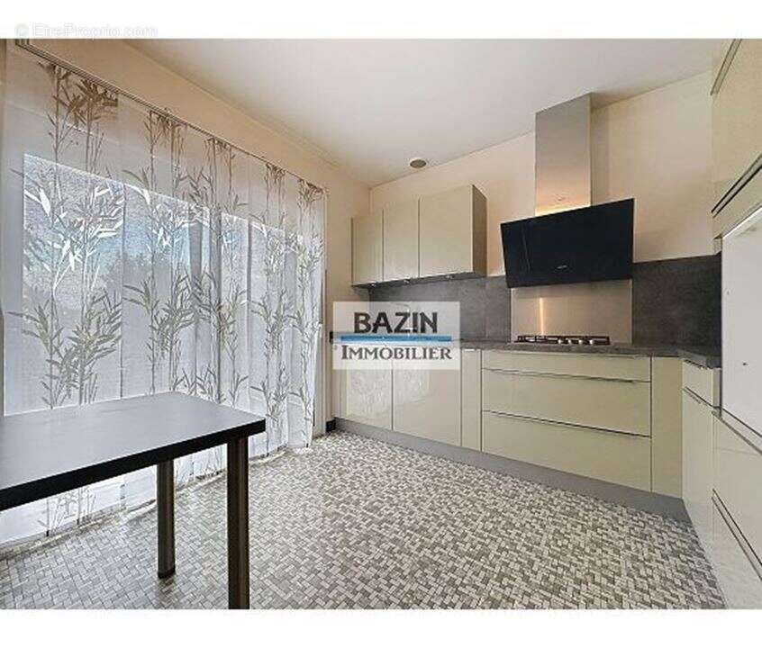 Maison à SAINTE-GENEVIEVE-DES-BOIS