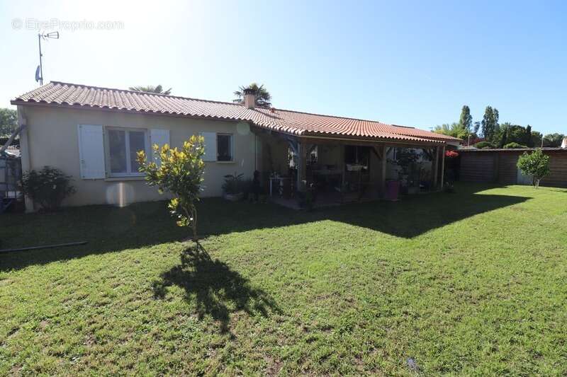 Maison traditionnelle à vendre 7 pièces MATHA (17) - photo 4