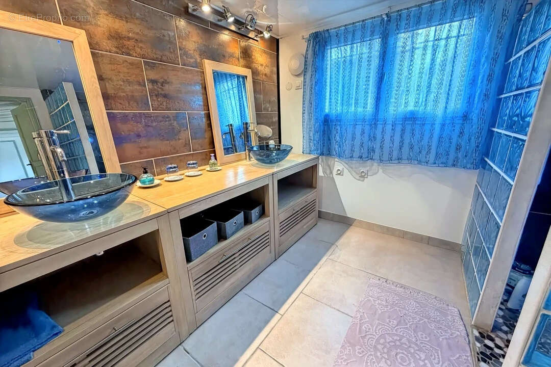 Maison à CONDE-SAINTE-LIBIAIRE