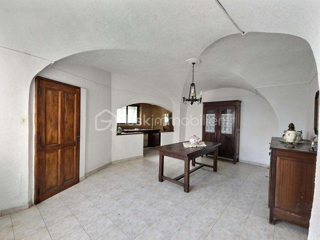 MILHAUD – Maison de village avec travaux et très fort potentiel - photo 8