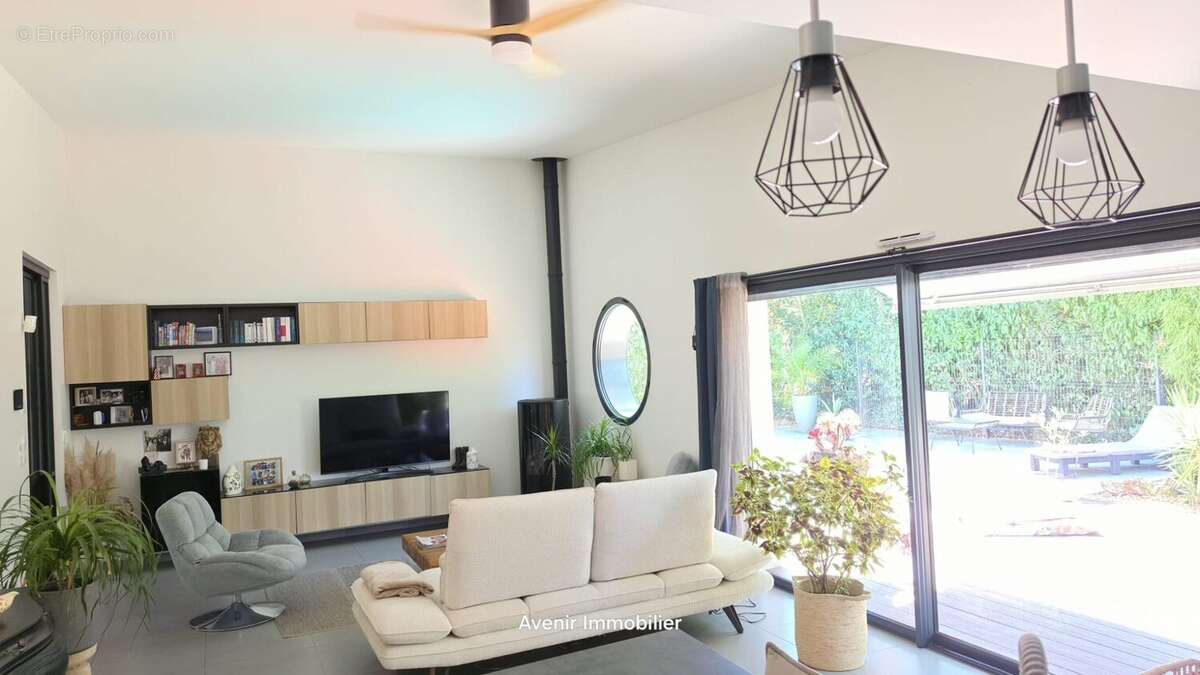 Maison 121 m² à Saint-Etienne-De-Montluc  - photo 3