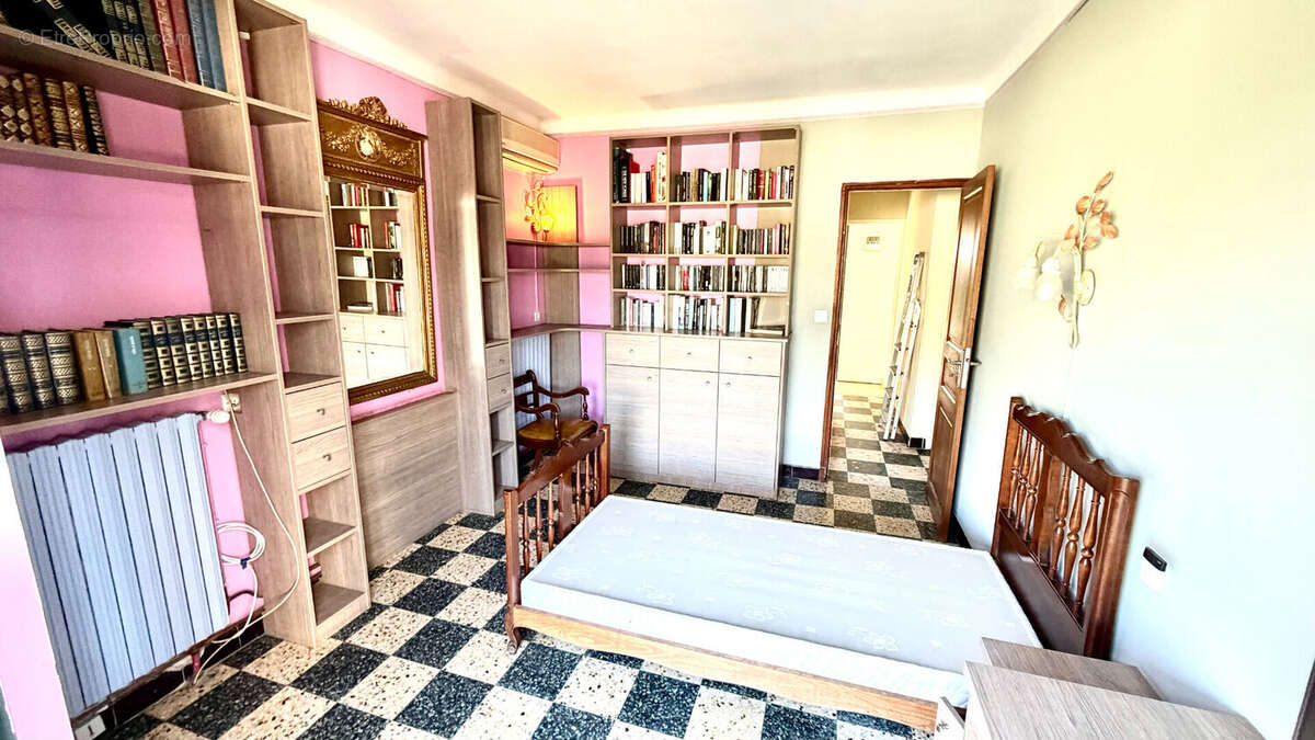 Maison à ENTRAIGUES-SUR-LA-SORGUE