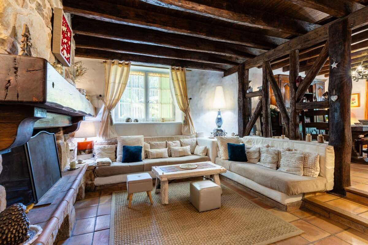 Maison Lamalou-les-Bains 232 m² Piscine 10x5,5m 5 chambres Salon avec cheminée
