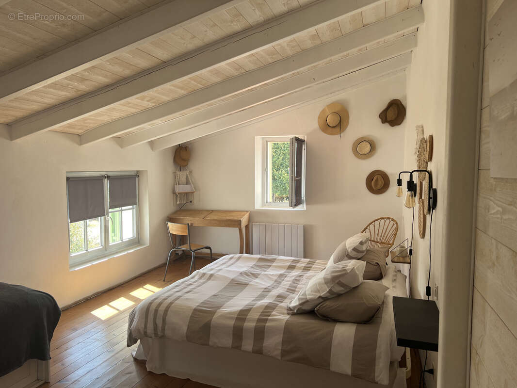 Joli pied à terre à deux pas du Bourg de Saint Sauveur. - photo 3