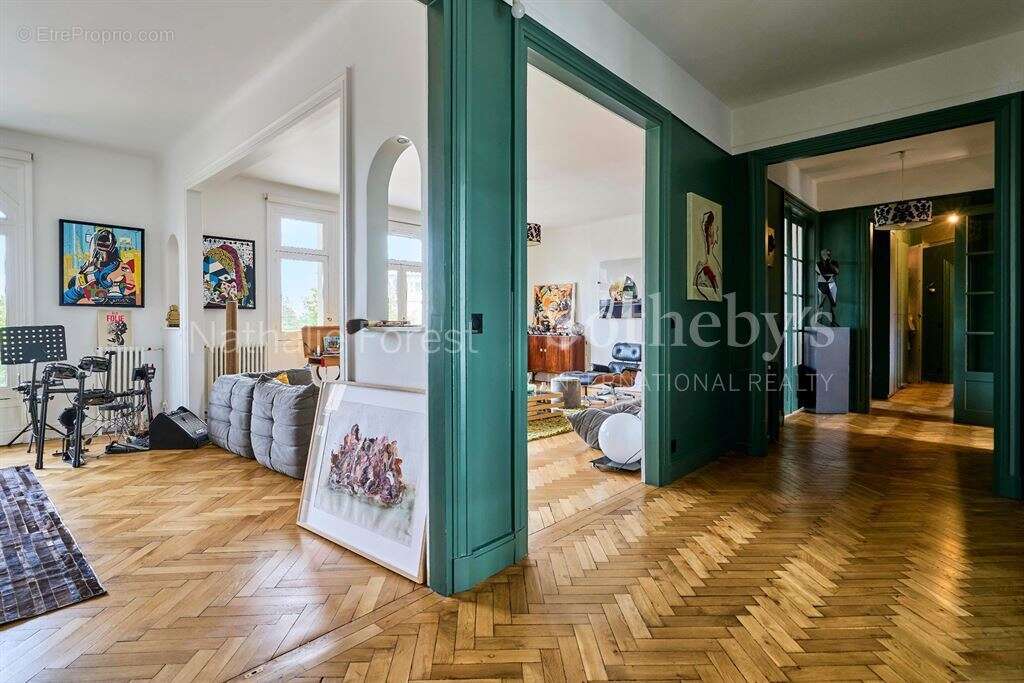 Croisé Laroche – Appartement de caractère rénové avec soin, beaux volumes et prestations contemporai - photo 3