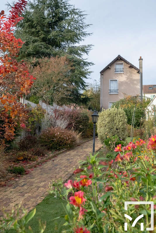 Maison à LE MESNIL-LE-ROI