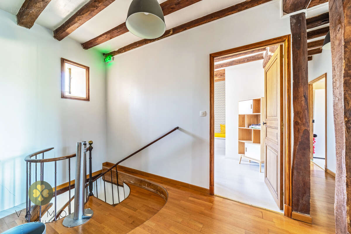 Maison à LA QUEUE-LES-YVELINES