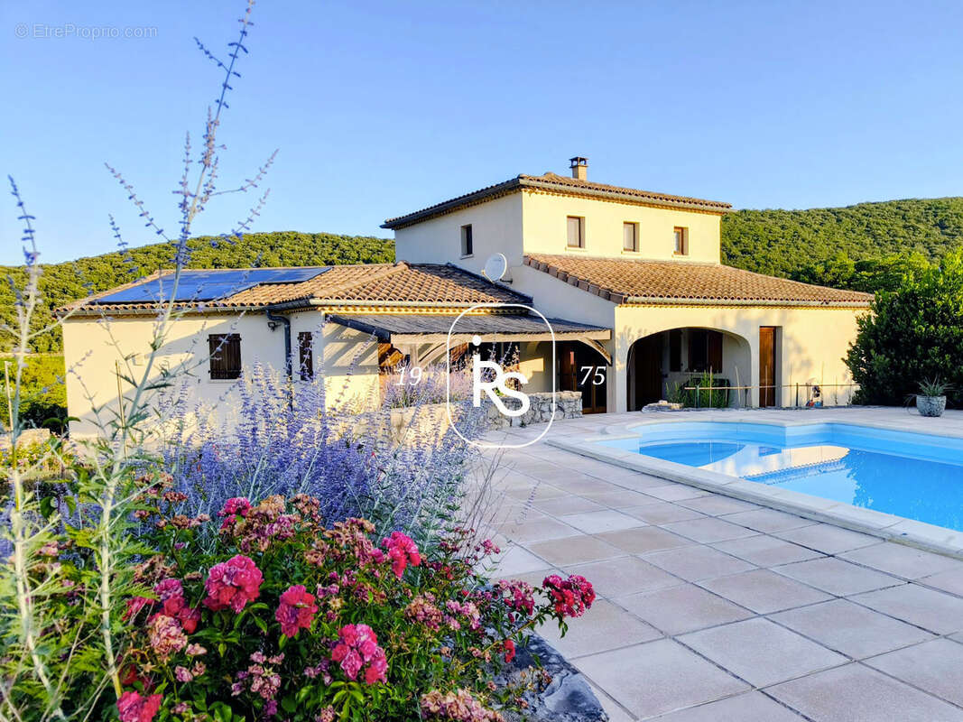 Une villa de caractère de 124 m2 avec piscine, garage et dépendances sur 4300 m2 de terrain avec oliviers. - photo 21