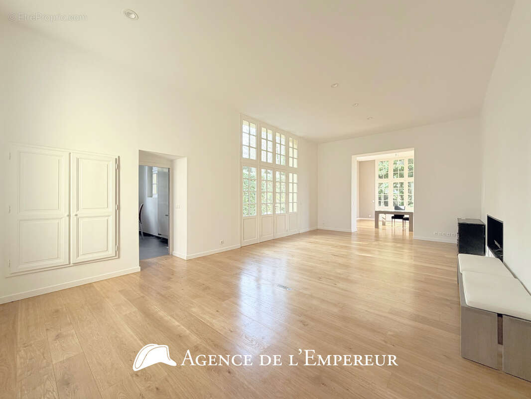 Demeure dans le Parc de la Malmaison, parcelle de 3 000 m2 - photo 2