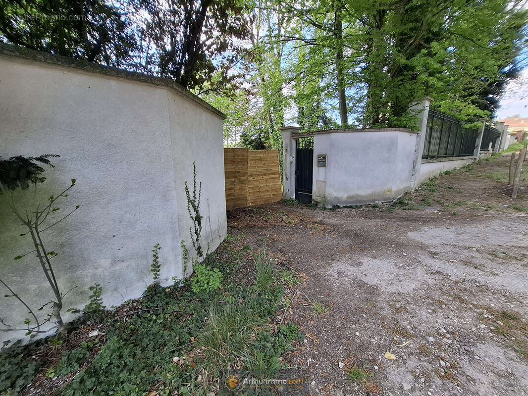 Terrain à COULOMMIERS