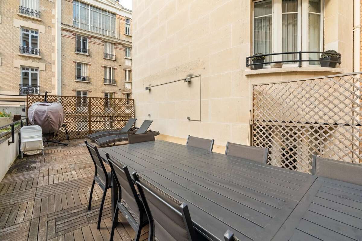 Appartement à PARIS-16E