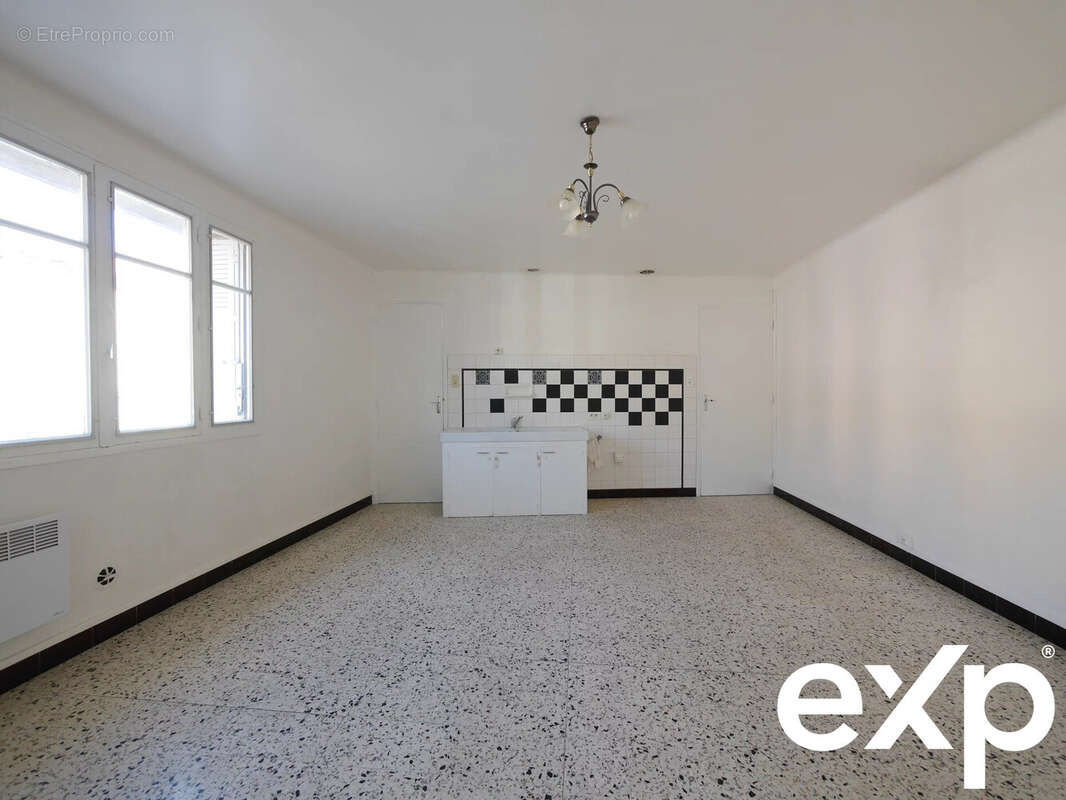 Cuisine avec arrière cuisine - Appartement à SAINT-CHRISTOL-LES-ALES