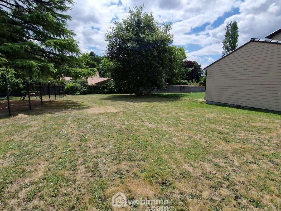 Terrain à LES CLOUZEAUX