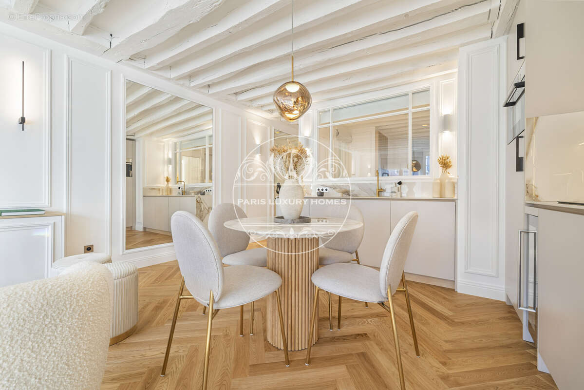 Appartement à PARIS-1E