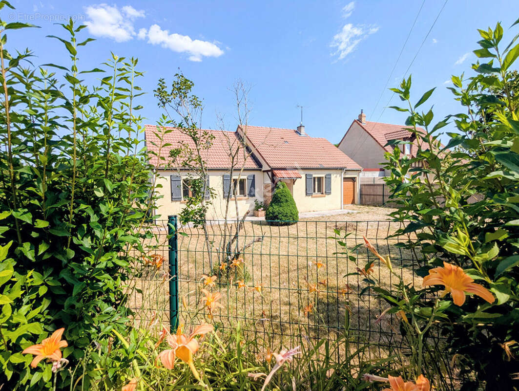 Maison à GUIGNICOURT