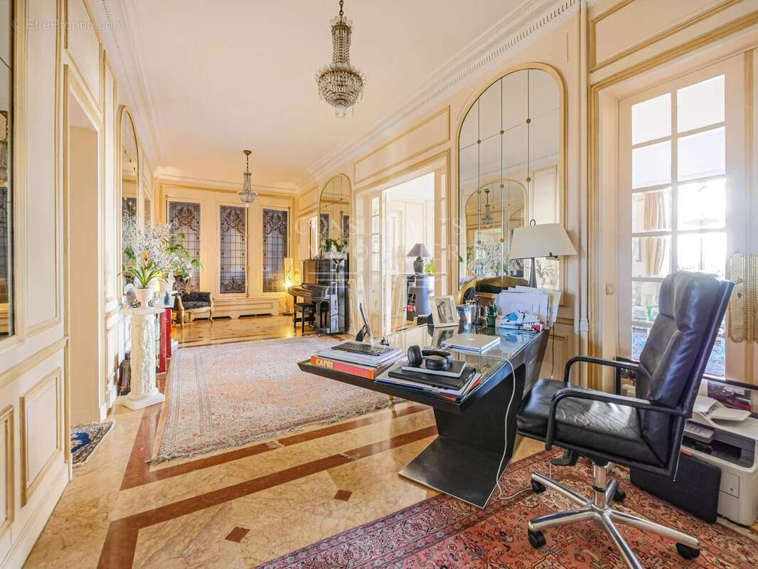 Appartement à PARIS-16E