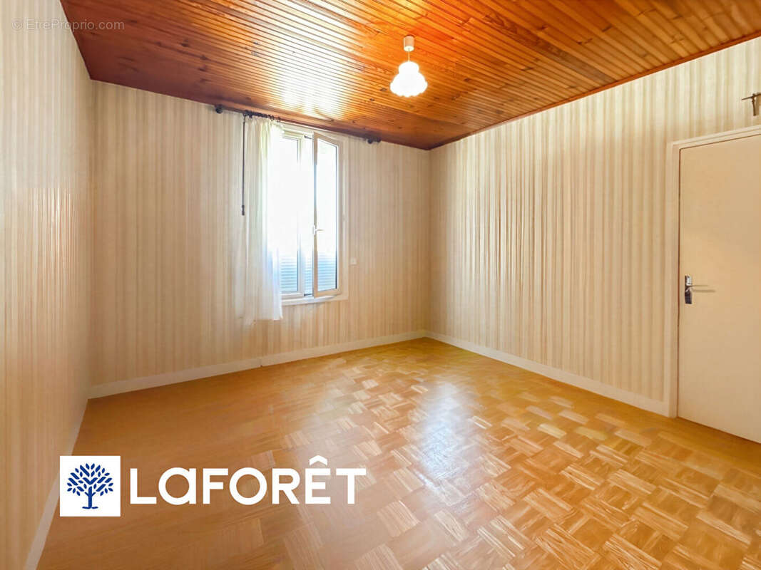 Maison à SAINTE-GENEVIEVE-DES-BOIS