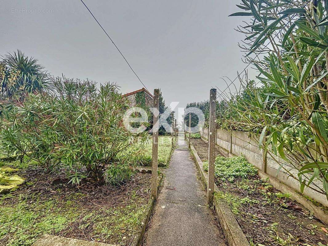 Maison à SAINT-MACAIRE-EN-MAUGES