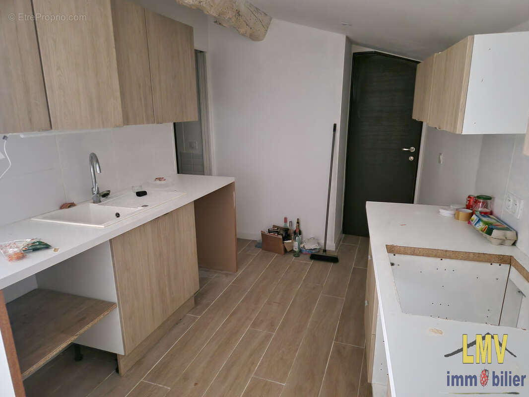 Immeuble avec local commercial et appartement T2 bis - photo 4