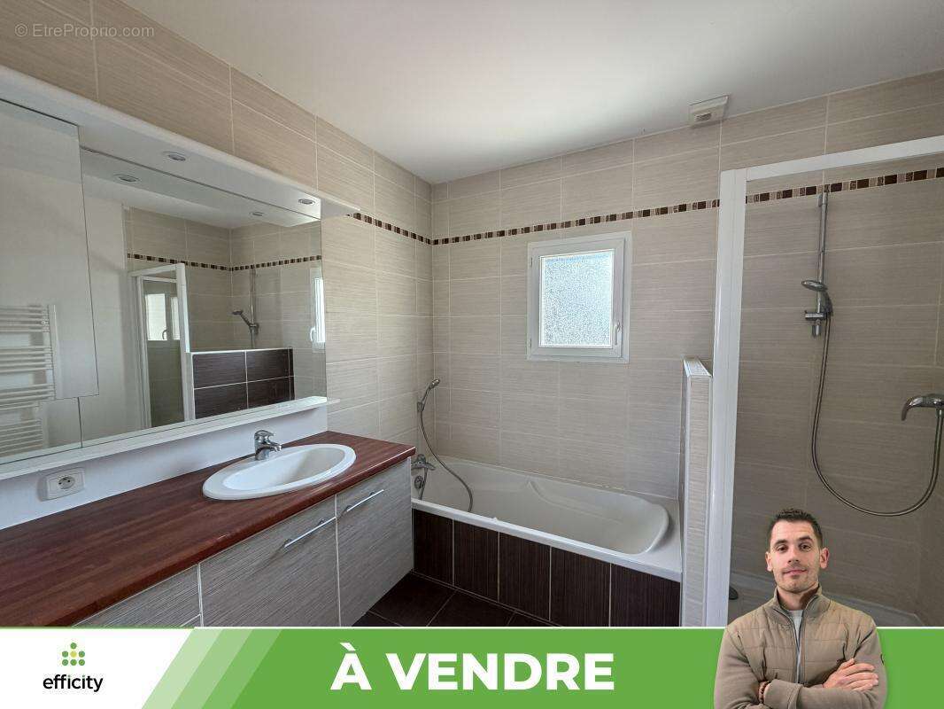 Maison 104 m² à Lussac-Les-Chateaux  - photo 17