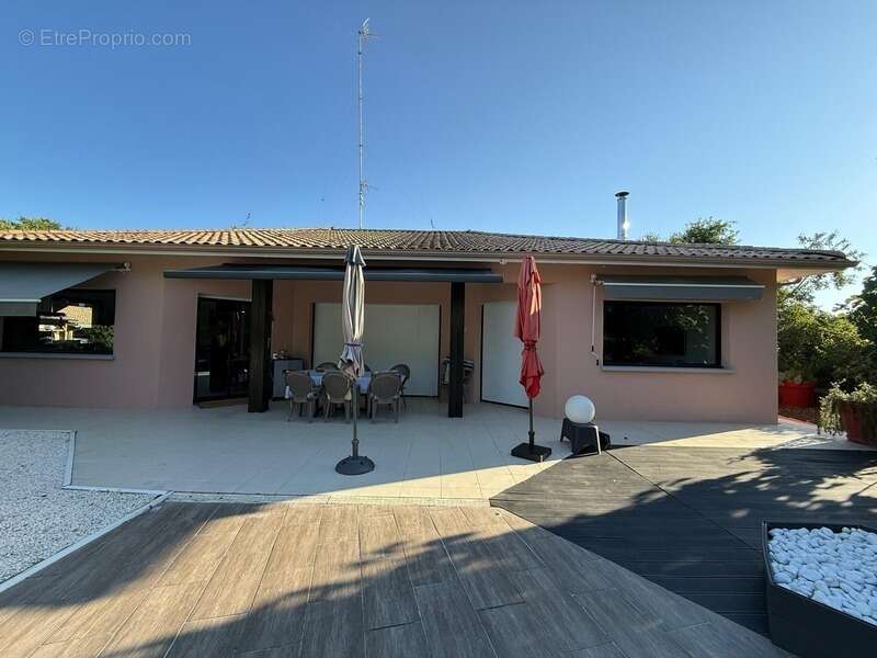 BIGANOS – Quartier recherché du VIGNEAU – Élégante propriété de 190 m² sur un magnifique terrain paysager de 2 370 m² avec pisci - photo 17
