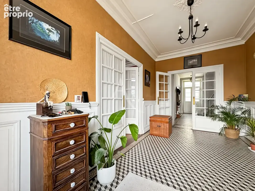 Maison bourgeoise en centre-ville de 214m², 5 chambres avec stationnement - photo 5