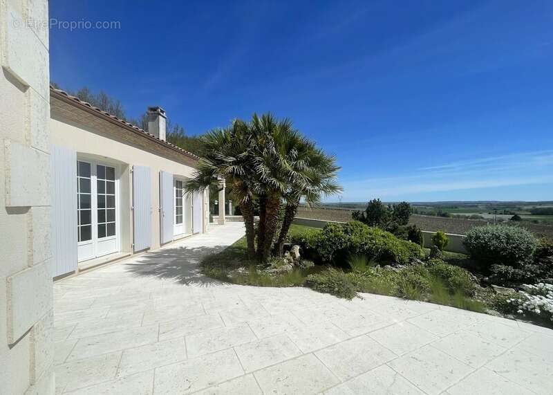 Villa d'architecte et gîte indépendant dans un parc paysager de plus de 4 000 m² SUD de COGNAC proche de BARBEZIEUX SAINT HILAIR - photo 2