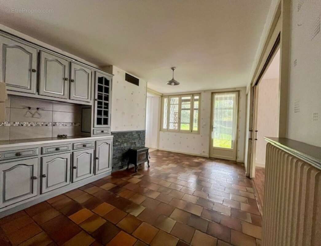 Maison familiale – Centre-ville d’Airvault – 4 chambres – Jardin et dépendances - photo 5