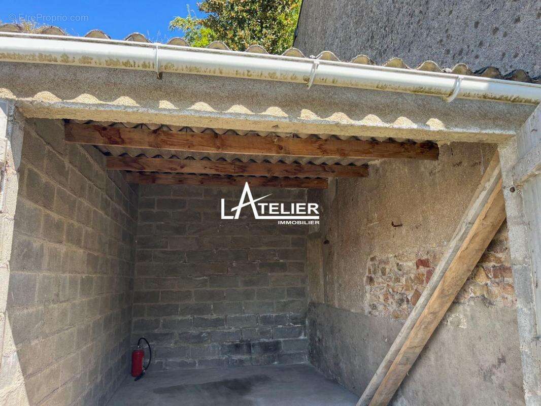 Parking à SAINT-ETIENNE-DE-MONTLUC