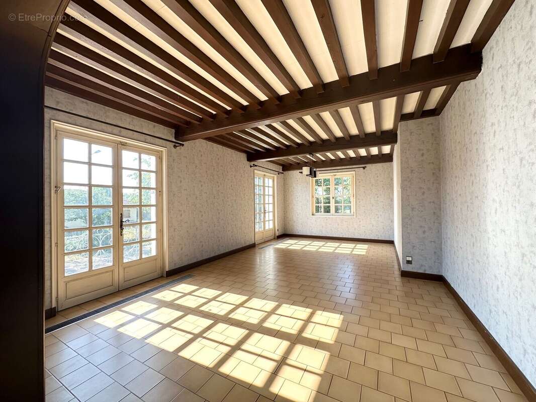 Séjour de 29 m² accès sur le balcon/ terrasse