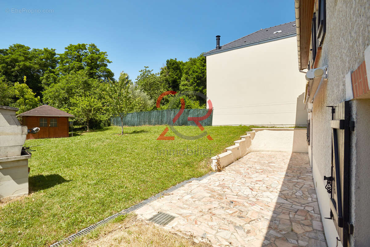 Maison familiale de 197m2 sur une parcelle totale de 691m2. - photo 16