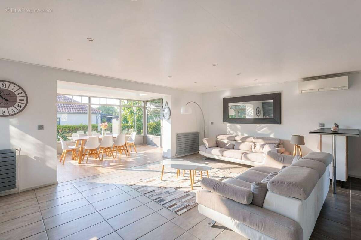 Maison 145 m² à Saint-Priest  - photo 2