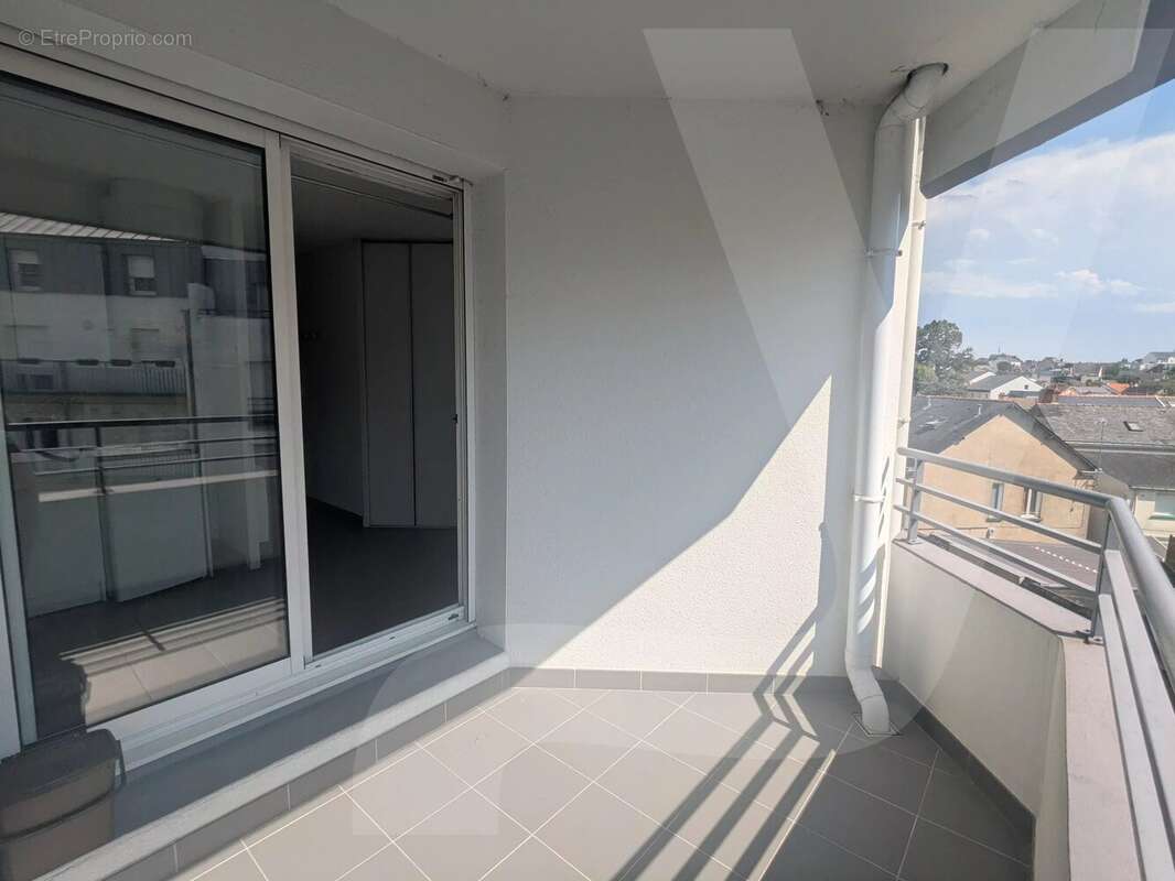 Studio de 19 m² avec balcon exposé sud-ouest, accompagné de deux places de parking, situé Avenue du Parc de Procé. - photo 2