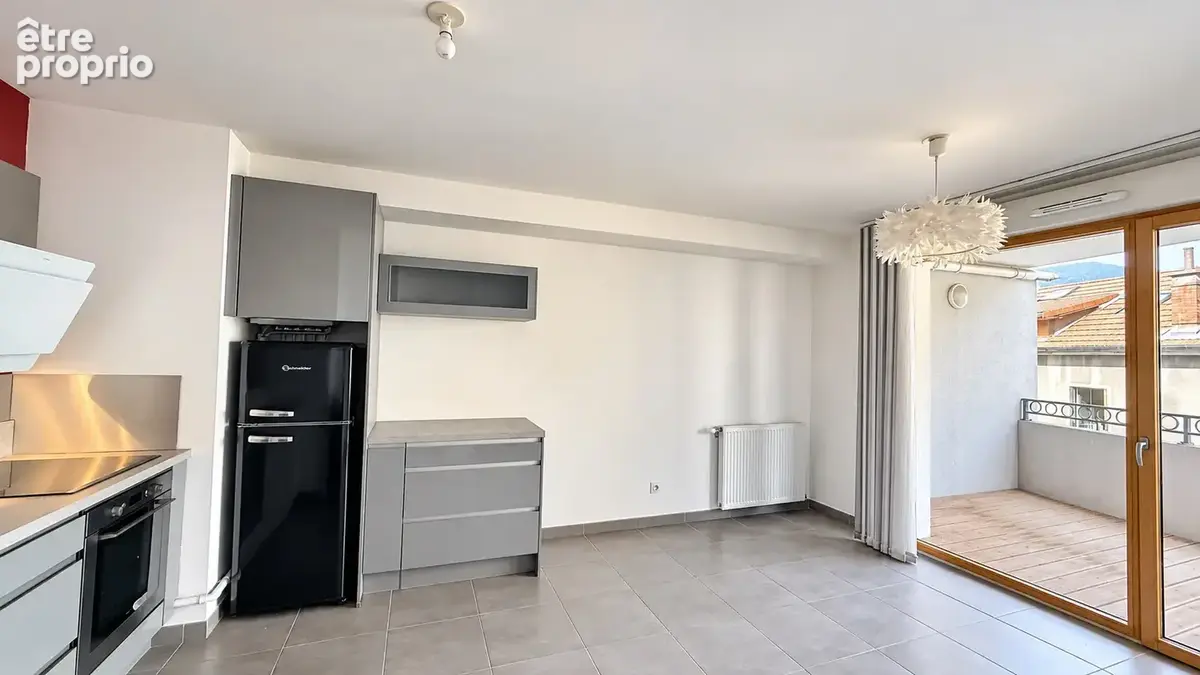 VOIRON, T2 terrasse + parking - photo 2