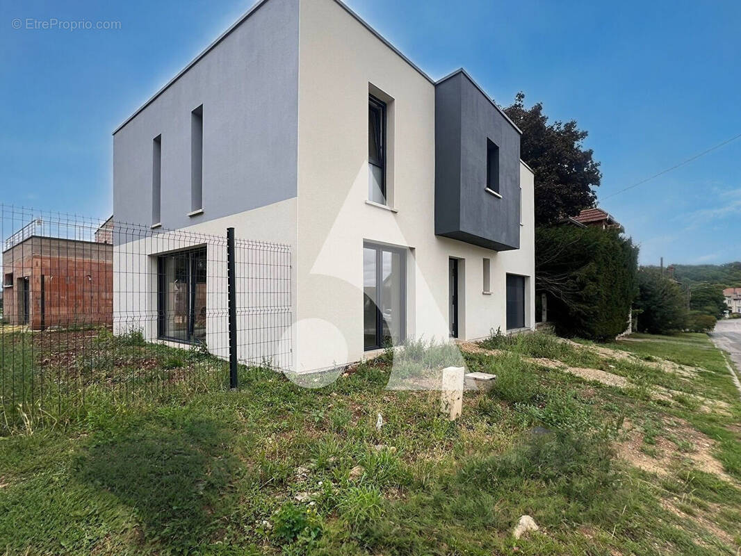 Maison à MONCEL-SUR-SEILLE