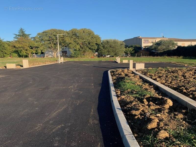 Terrain à SAINT-CHAPTES