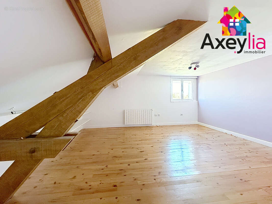 A vendre - pouilly-sous-charlieu - maison d'habitation avec 5 chambres, garage et terrain - photo 6