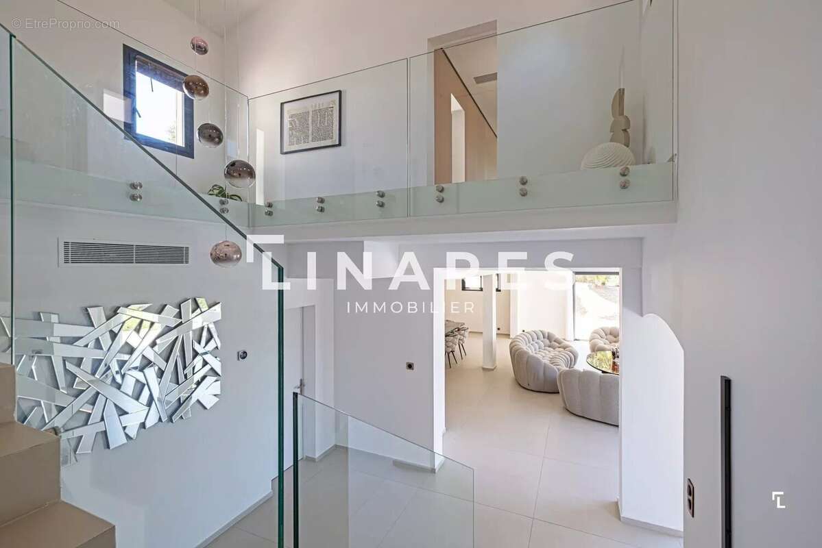L'ICONIQUE - Villa T6 de 343m² - Dépendance - Piscine - Court de tennis - Terrain de 8000m² - 13420 GEMENOS - photo 11