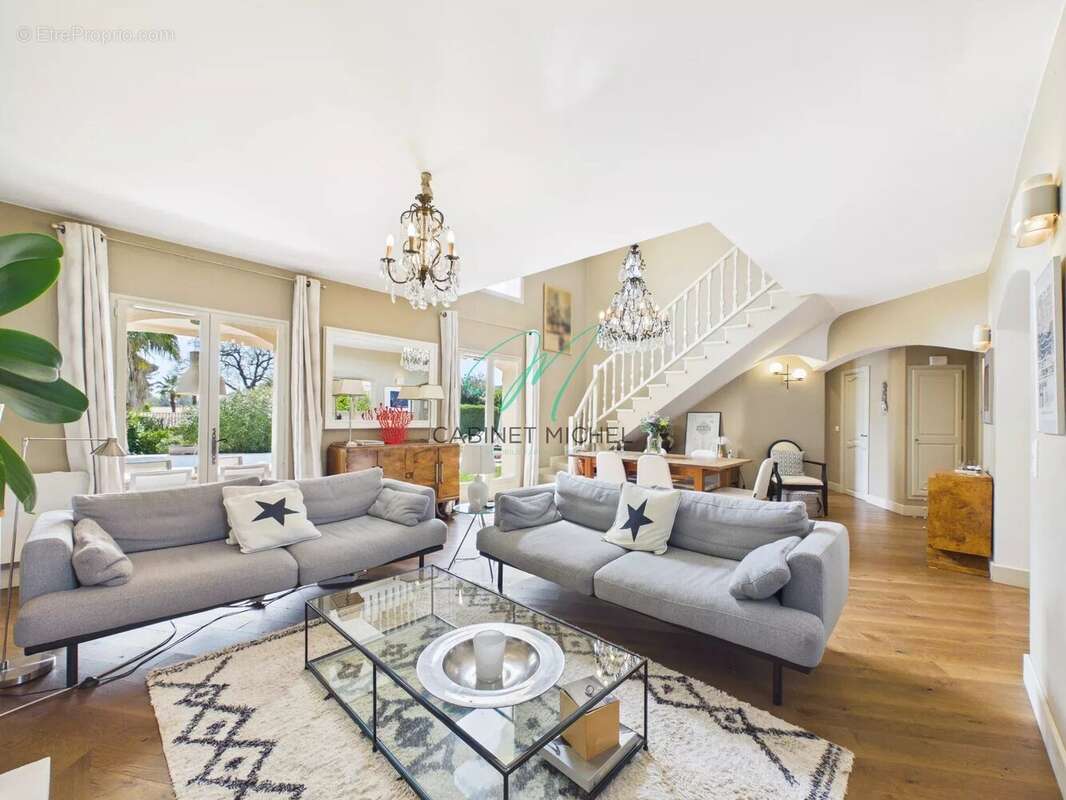 Maison à ROQUEFORT-LES-PINS