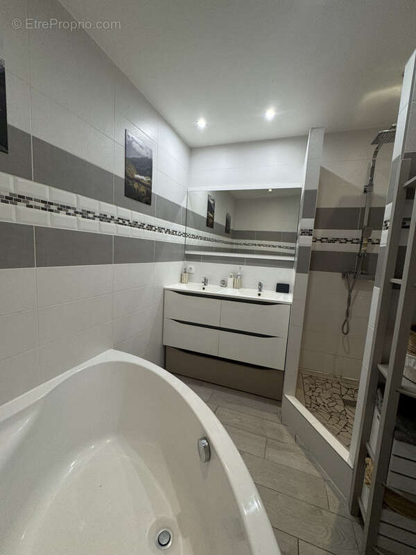 Appartement à SAINT-GENEST-LERPT