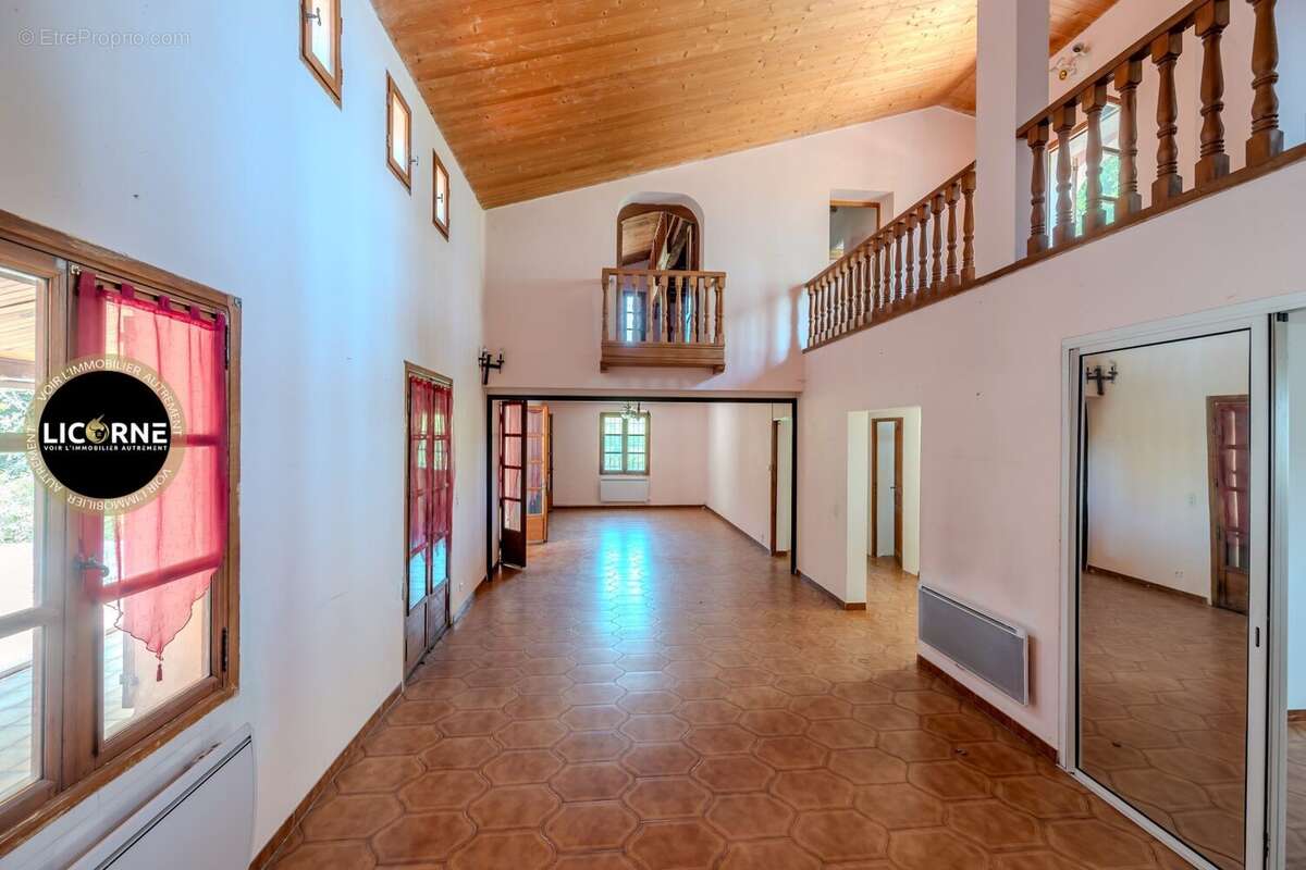 Maison 523 m² à Meyrargues  - photo 6