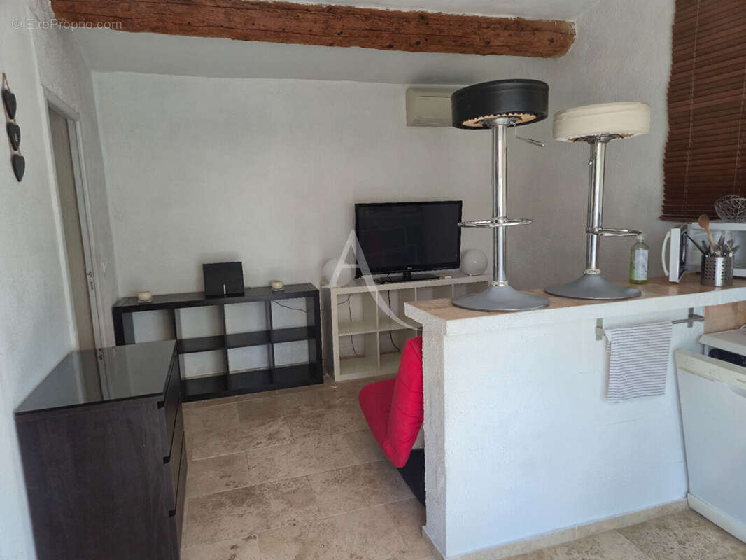 LA FARLÈDE - Propriété de charme de plain-pied avec studio indépendant, piscine et terrain de 10 300 m² - photo 14