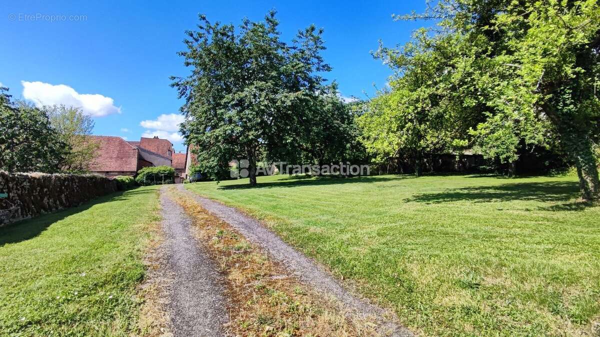 Maison à COMBEAUFONTAINE