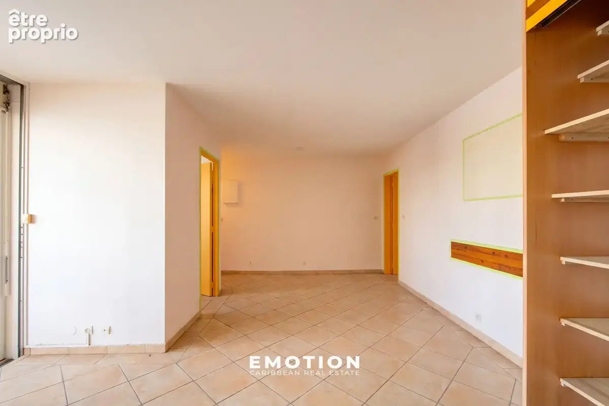 Appartement T2   53,48 m2, vue marina et mer + grand box fermé de 15 m2 + une cave de 4,5 m2 - Marina du Gosie - photo 5