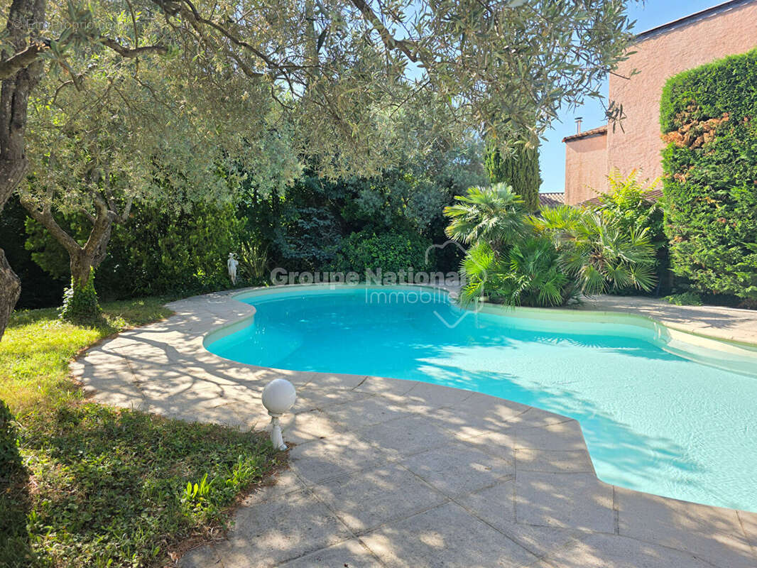 Maison familiale 144m² avec piscine, au calme en plein centre-ville - photo 3