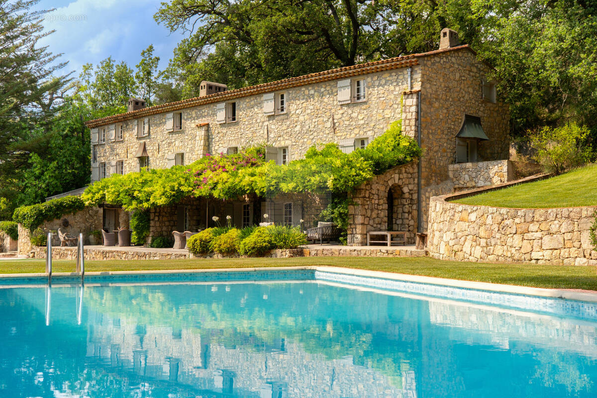 Maison à CHATEAUNEUF-GRASSE