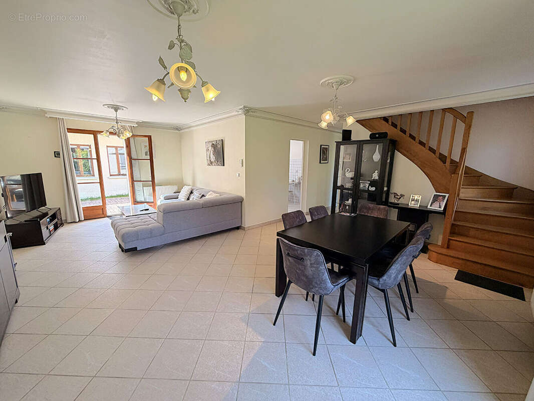Charmante maison de 111 m2 avec dépendance - 5 pièces à Thiers-sur-Thève ! - photo 4