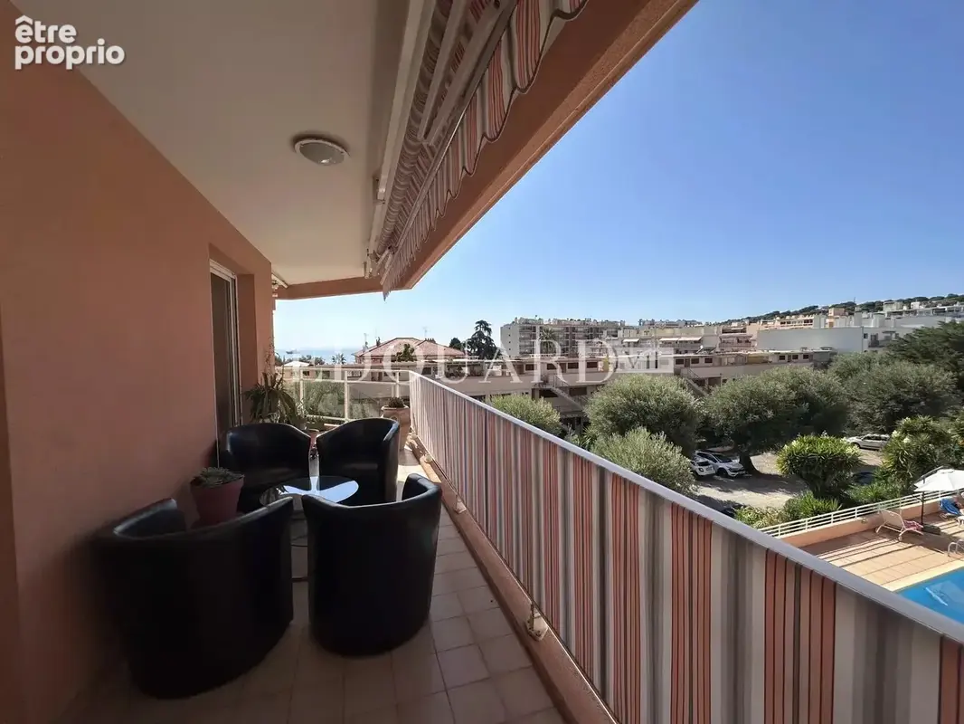 Dans immeuble de standing avec piscine, en exclusivité trois pièces avec vaste terrasse et garage - photo 9