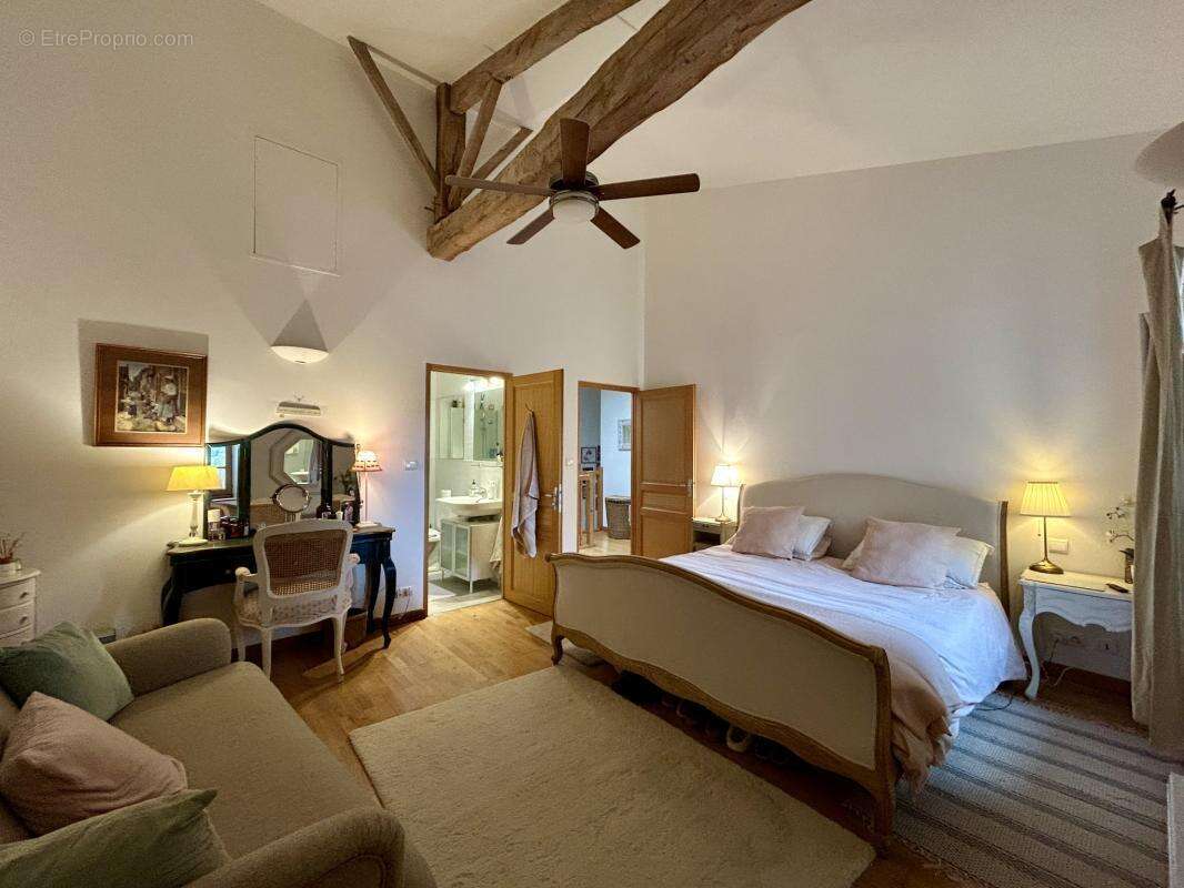 Élégant Corps de ferme de 4 Chambres avec Piscine et Court d - photo 9